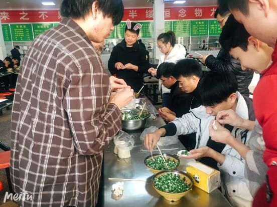 鄭州北大青鳥翔天信鴿學(xué)員冬至包餃子