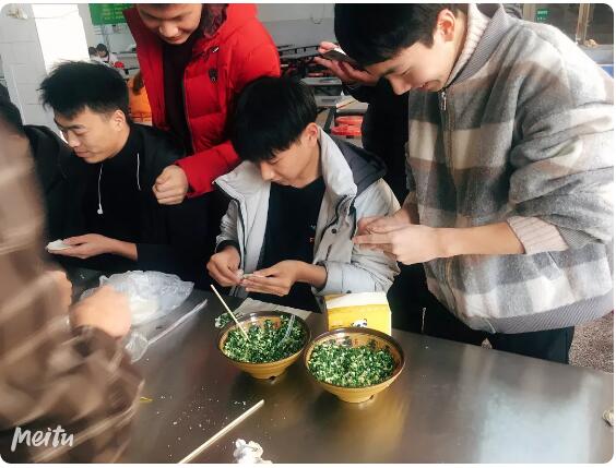 鄭州北大青鳥翔天信鴿學(xué)員冬至包餃子