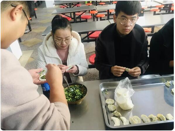 鄭州北大青鳥翔天信鴿學(xué)員冬至包餃子