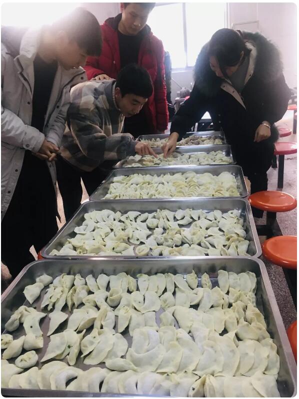 鄭州北大青鳥翔天信鴿學(xué)員冬至包餃子