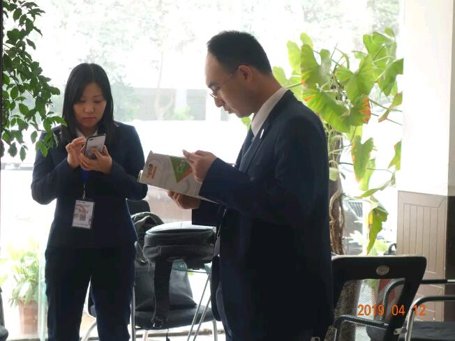 翻閱宣傳冊(cè)