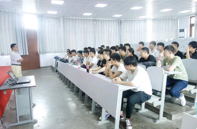 鄭州北大青鳥翔天信鴿優秀畢業生楊國印和鄭文科兩位學長回母校進行就業分享