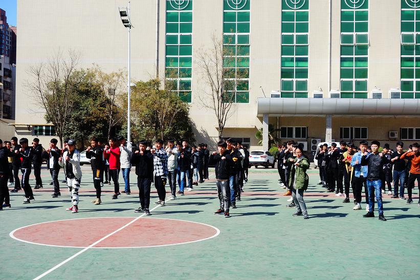 鄭州北大青鳥翔天信鴿2019年新生軍訓