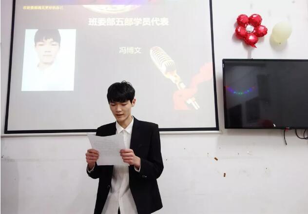 鄭州北大青鳥翔天信鴿班委六部啟動儀式:享受一份榮譽(yù),承擔(dān)一份責(zé)任