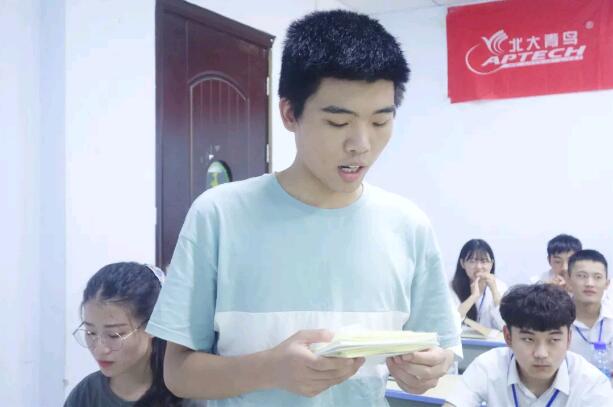 我們青鳥學(xué)社的學(xué)姐學(xué)長對(duì)本次比賽進(jìn)行了點(diǎn)評(píng)