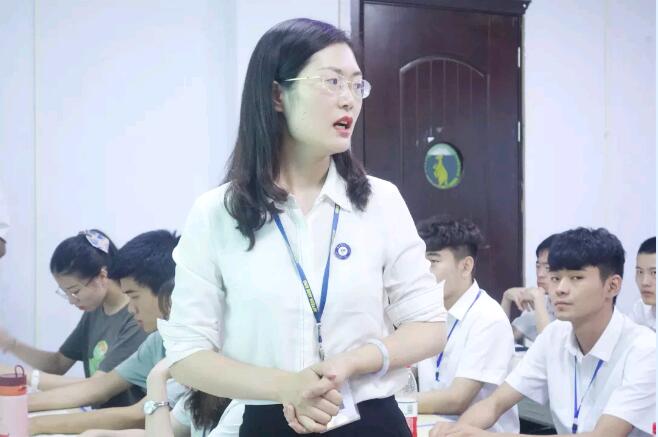 班主任殷玲玲老師說,這次比賽,大家展示的作品和上臺(tái)的整體效果是非常好的