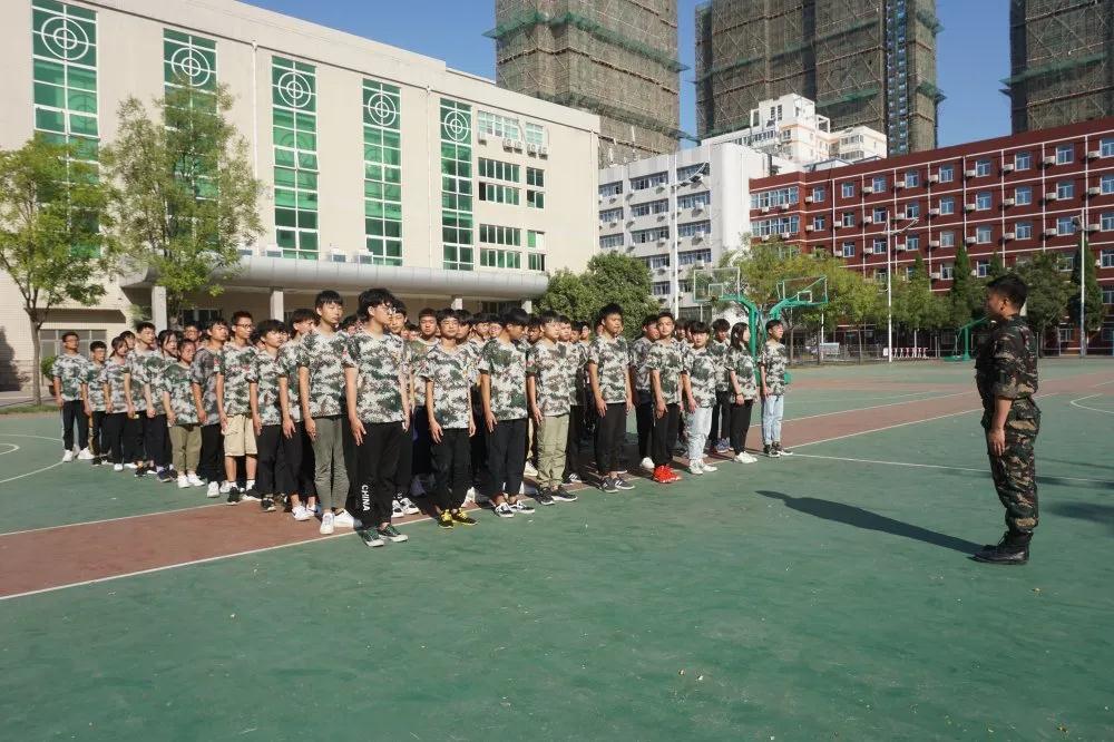 鄭州北大青鳥(niǎo)翔天信鴿軍訓(xùn)匯演書(shū)寫(xiě)迷彩青春