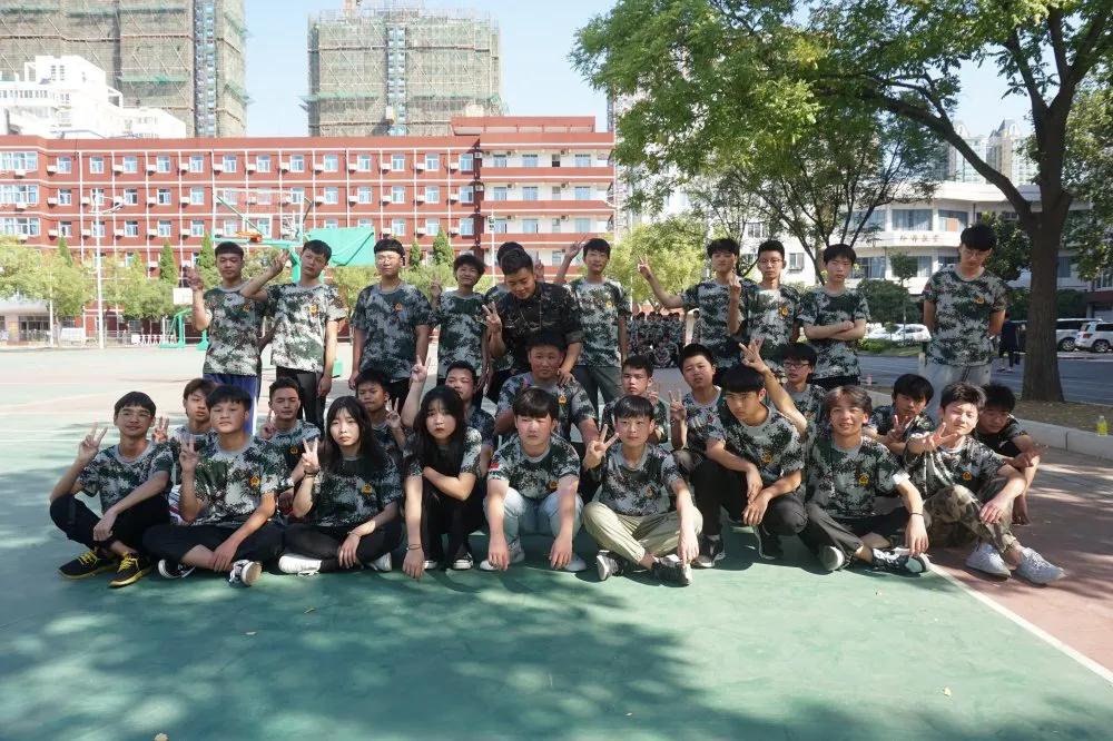 鄭州北大青鳥(niǎo)翔天信鴿軍訓(xùn)匯演書(shū)寫(xiě)迷彩青春