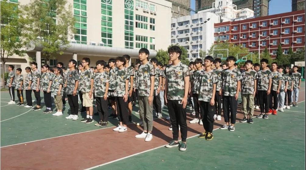 鄭州北大青鳥(niǎo)翔天信鴿軍訓(xùn)匯演書(shū)寫(xiě)迷彩青春