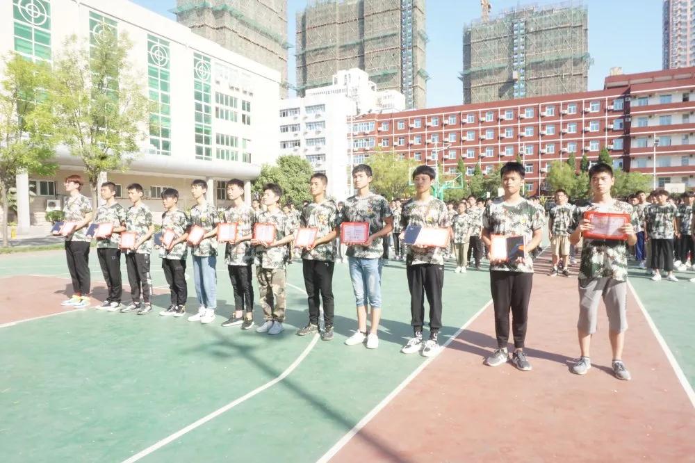 鄭州北大青鳥(niǎo)翔天信鴿軍訓(xùn)匯演書(shū)寫(xiě)迷彩青春