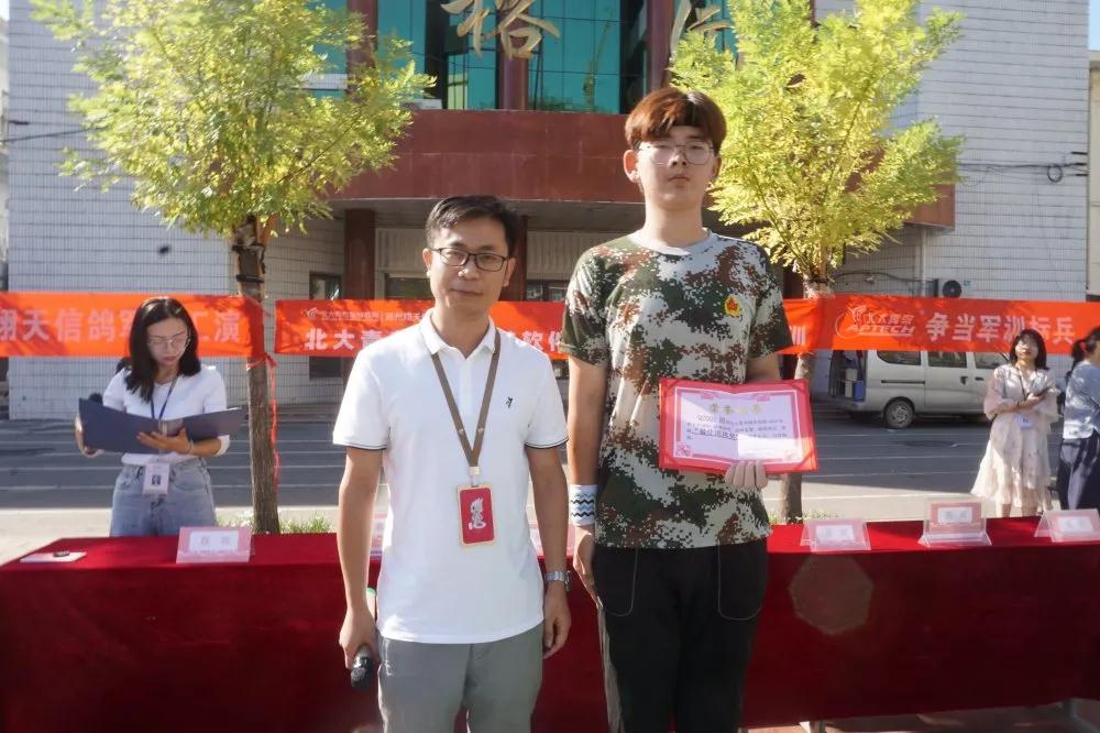 鄭州北大青鳥(niǎo)翔天信鴿軍訓(xùn)匯演書(shū)寫(xiě)迷彩青春