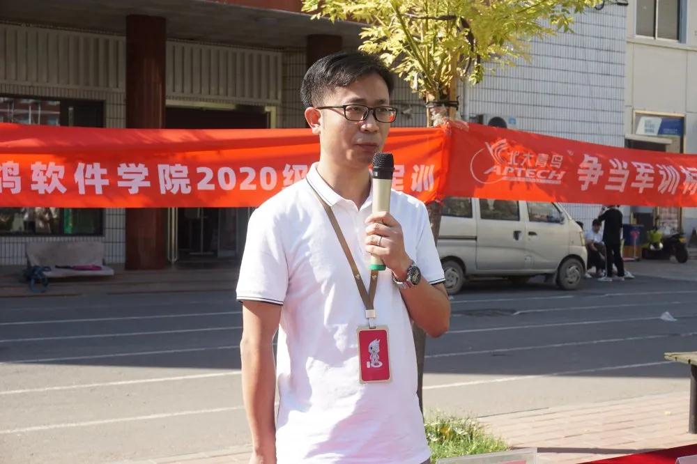 鄭州北大青鳥(niǎo)翔天信鴿軍訓(xùn)匯演書(shū)寫(xiě)迷彩青春