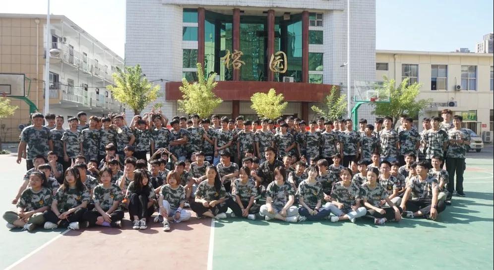 鄭州北大青鳥(niǎo)翔天信鴿軍訓(xùn)匯演書(shū)寫(xiě)迷彩青春