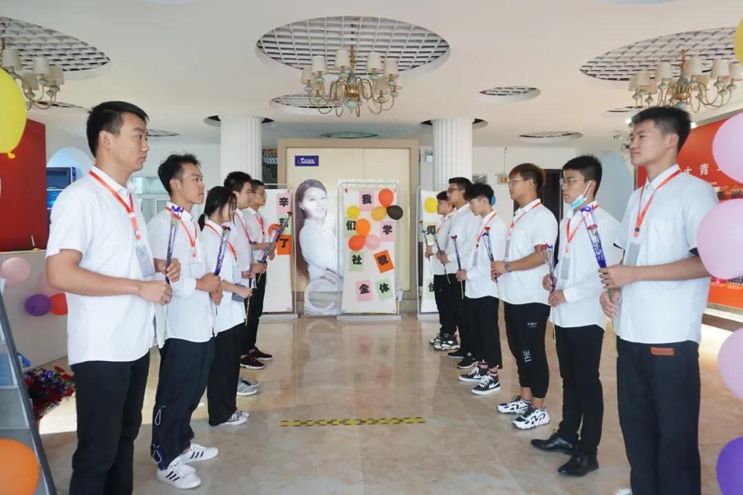 來看看發生在鄭州北大青鳥翔天信鴿的教師節那些溫暖吧