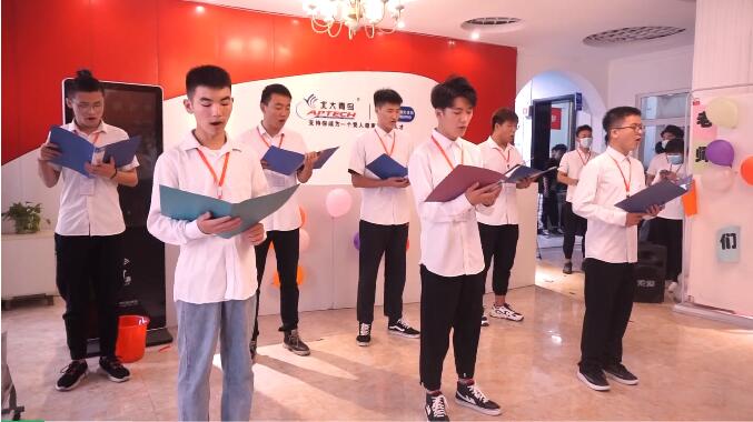 來看看發生在鄭州北大青鳥翔天信鴿的教師節那些溫暖吧