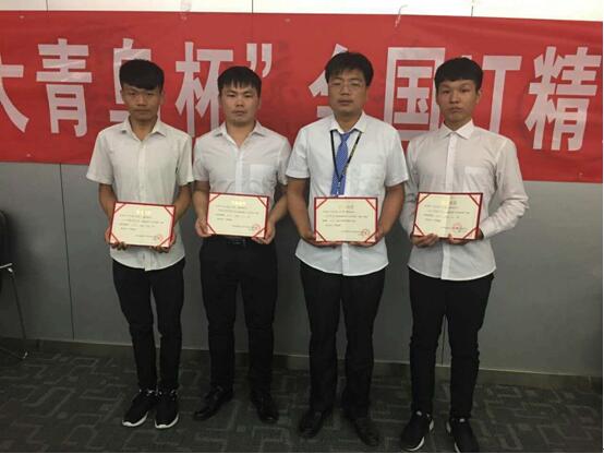 鄭州北大青鳥翔天信鴿參賽學員與指導老師合影留念