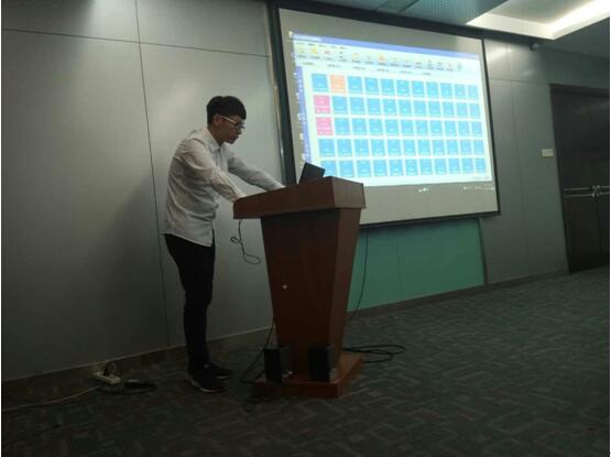 鄭州北大青鳥翔天信鴿參賽學員正在對自己的項目進行講解