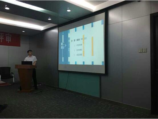 鄭州北大青鳥翔天信鴿參賽學院正在對自己的項目進行講解