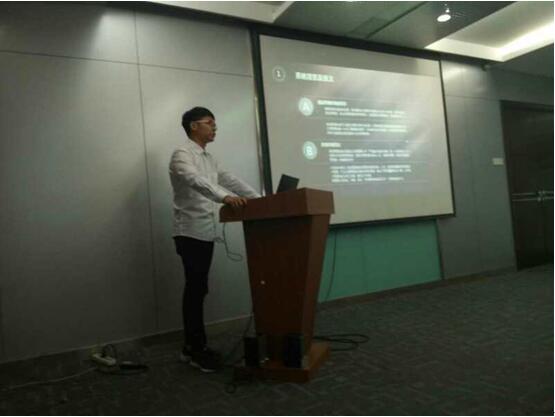 鄭州北大青鳥翔天信鴿參賽學員正在對自己的項目進行講解