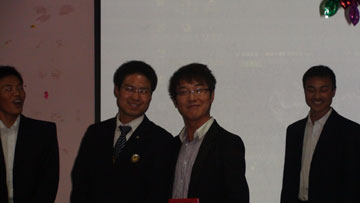 學(xué)員與班主任合影留念