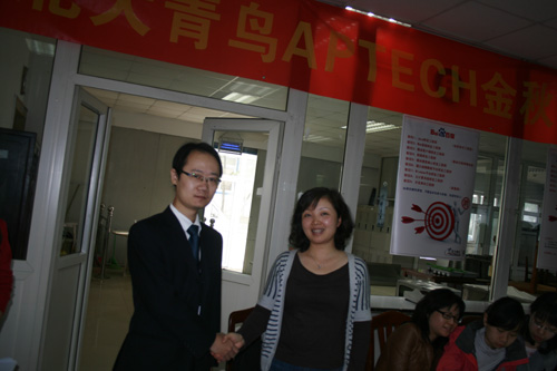 學術部趙老師與百度招聘負責人合影