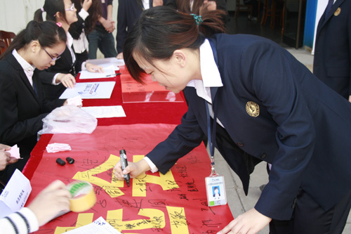 學士后學員紛紛與企業簽協議