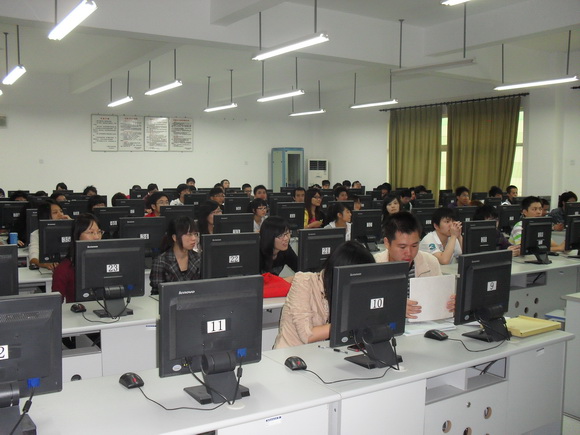 同學們踴躍參與安卓體驗課