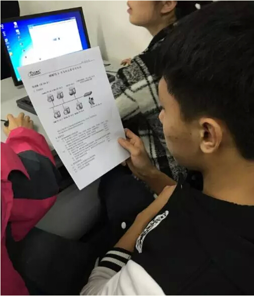 學員津津有味兒讀考卷