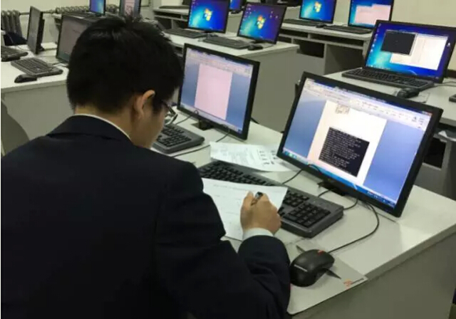 老師一個人在檢驗答卷